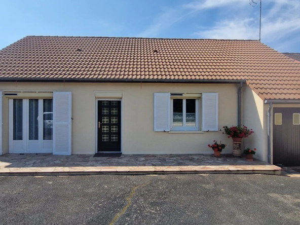 Façade Pavillon pratique avec garage et grand terrain à Châteaumeillant