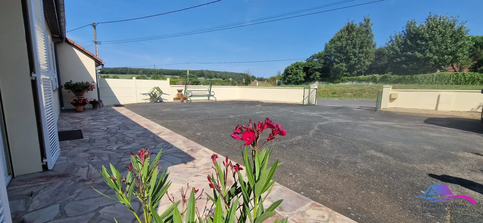 Cour  Pavillon pratique avec garage et grand terrain à Châteaumeillant 