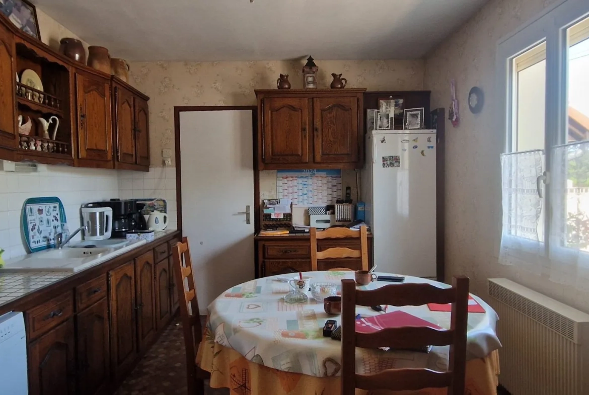 Cuisine Pavillon pratique avec garage et grand terrain à Châteaumeillant 