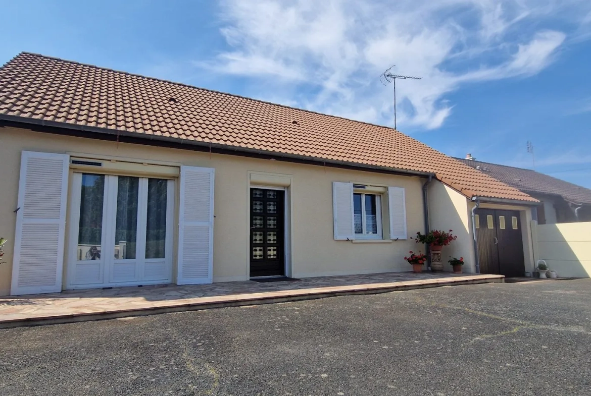 Façade Pavillon pratique avec garage et grand terrain à Châteaumeillant 