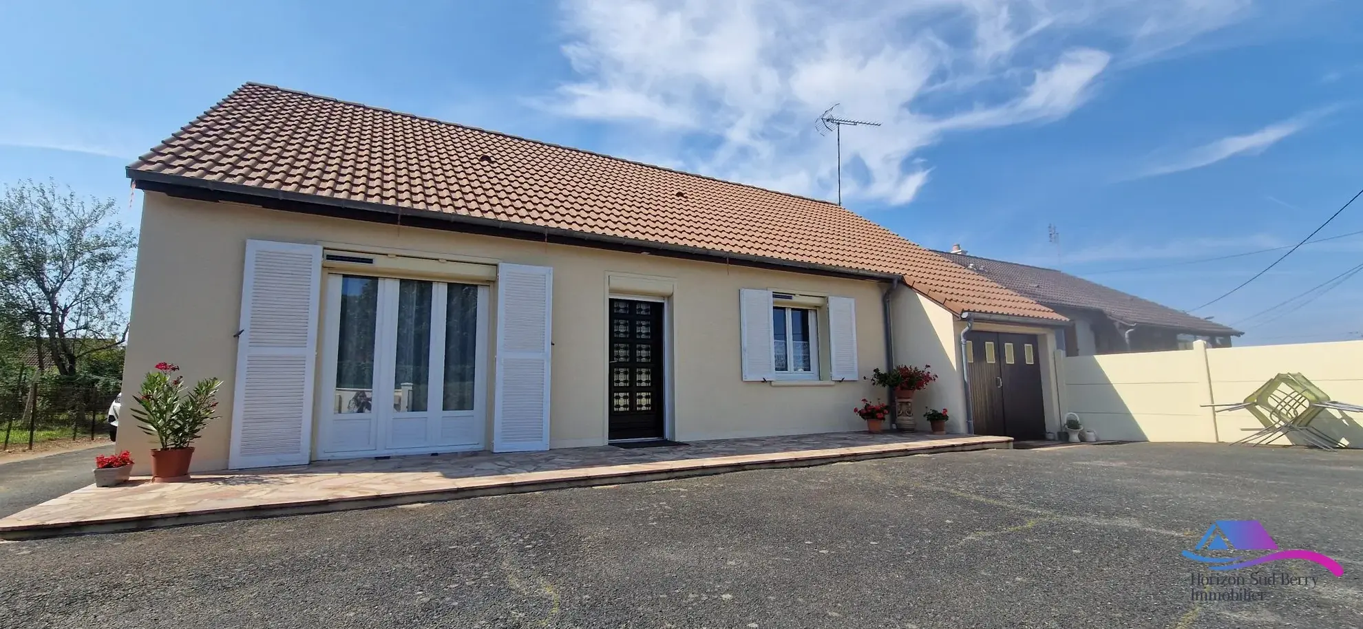 Façade Pavillon pratique avec garage et grand terrain à Châteaumeillant 