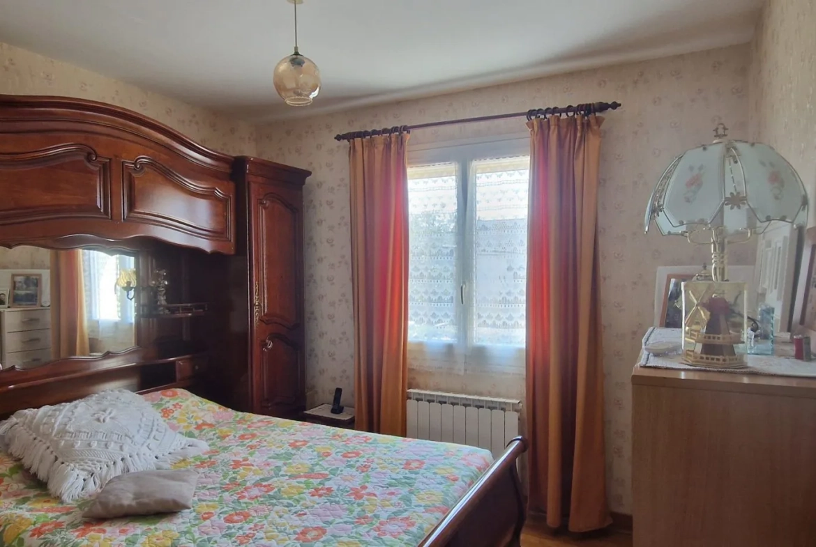 Chambre Pavillon pratique avec garage et grand terrain à Châteaumeillant 