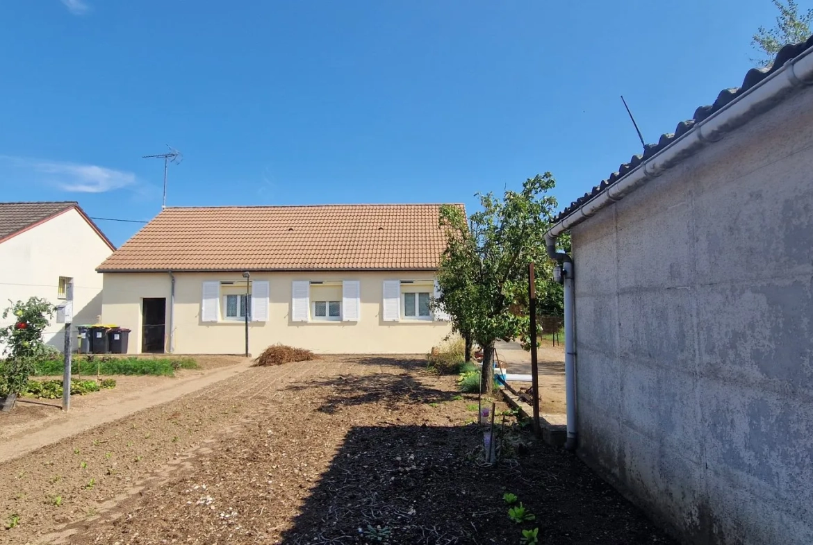 Arriere Pavillon pratique avec garage et grand terrain à Châteaumeillant 