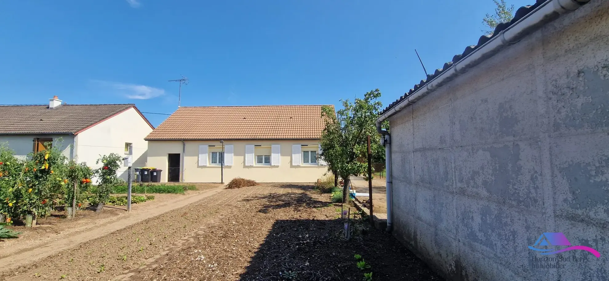 Arriere Pavillon pratique avec garage et grand terrain à Châteaumeillant 