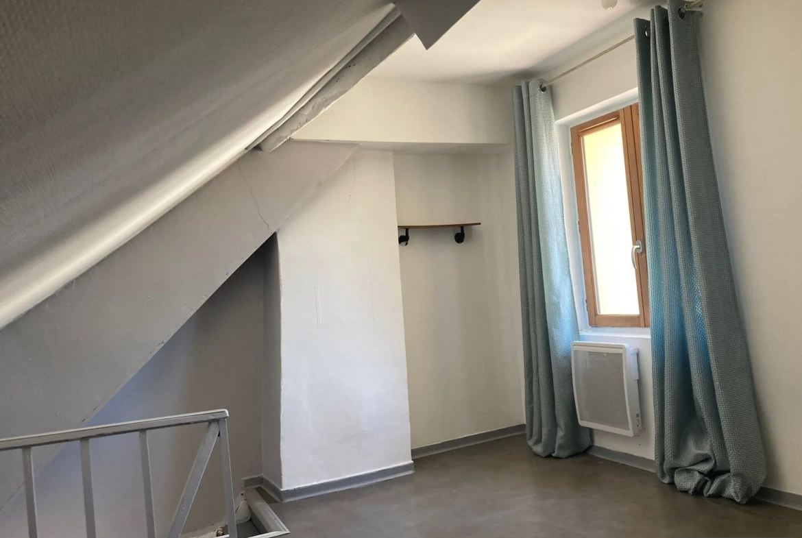 Maison de ville à Abbeville avec terrain constructible et revenu locatif élevé 
