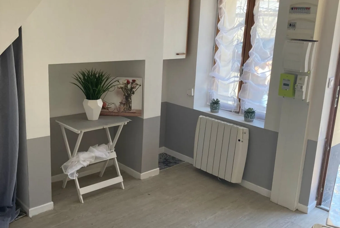 Maison de ville à Abbeville avec terrain constructible et revenu locatif élevé 