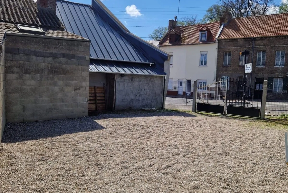 Maison de ville à Abbeville avec terrain constructible et revenu locatif élevé 