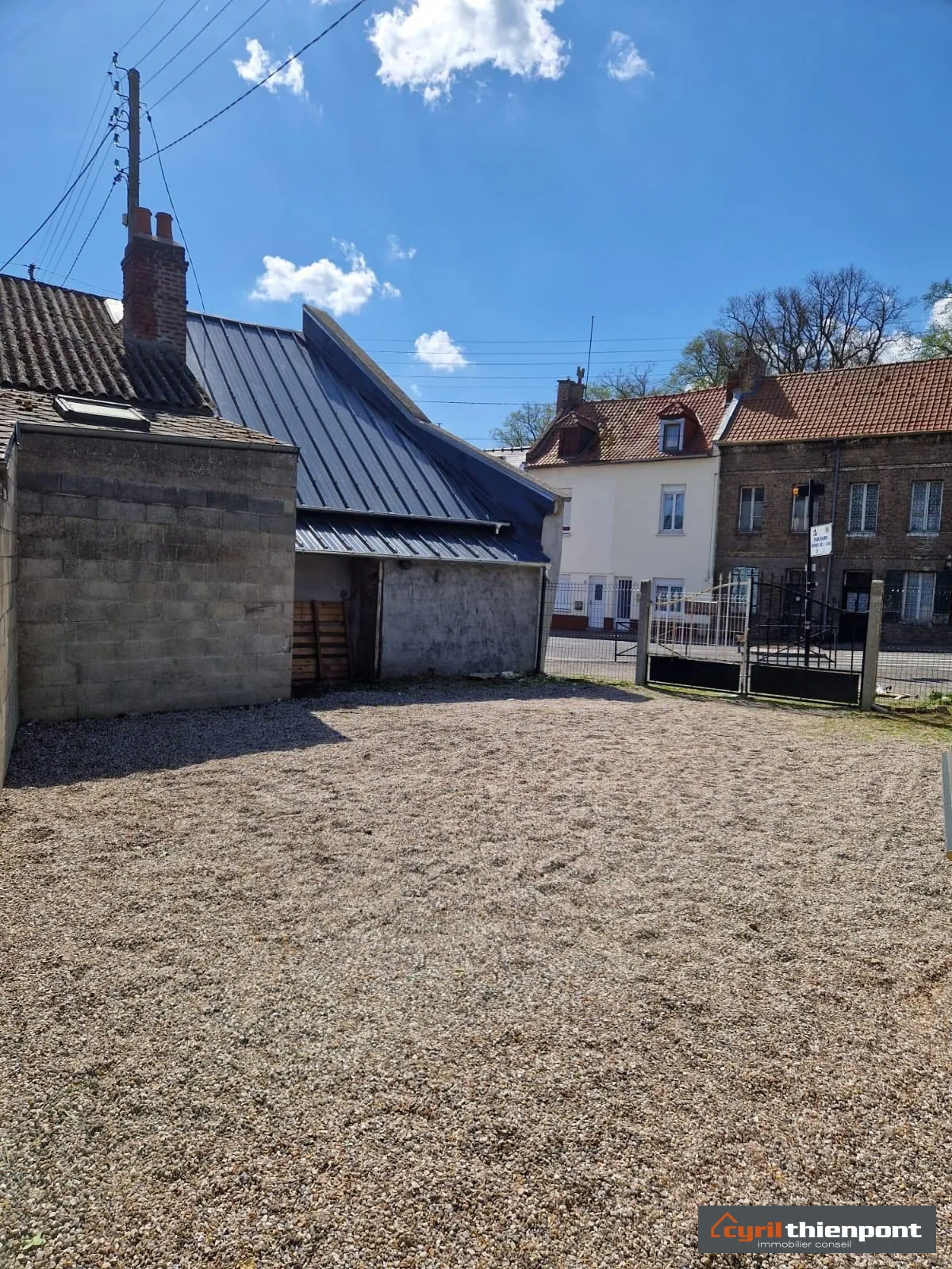 Maison de ville à Abbeville avec terrain constructible et revenu locatif élevé 