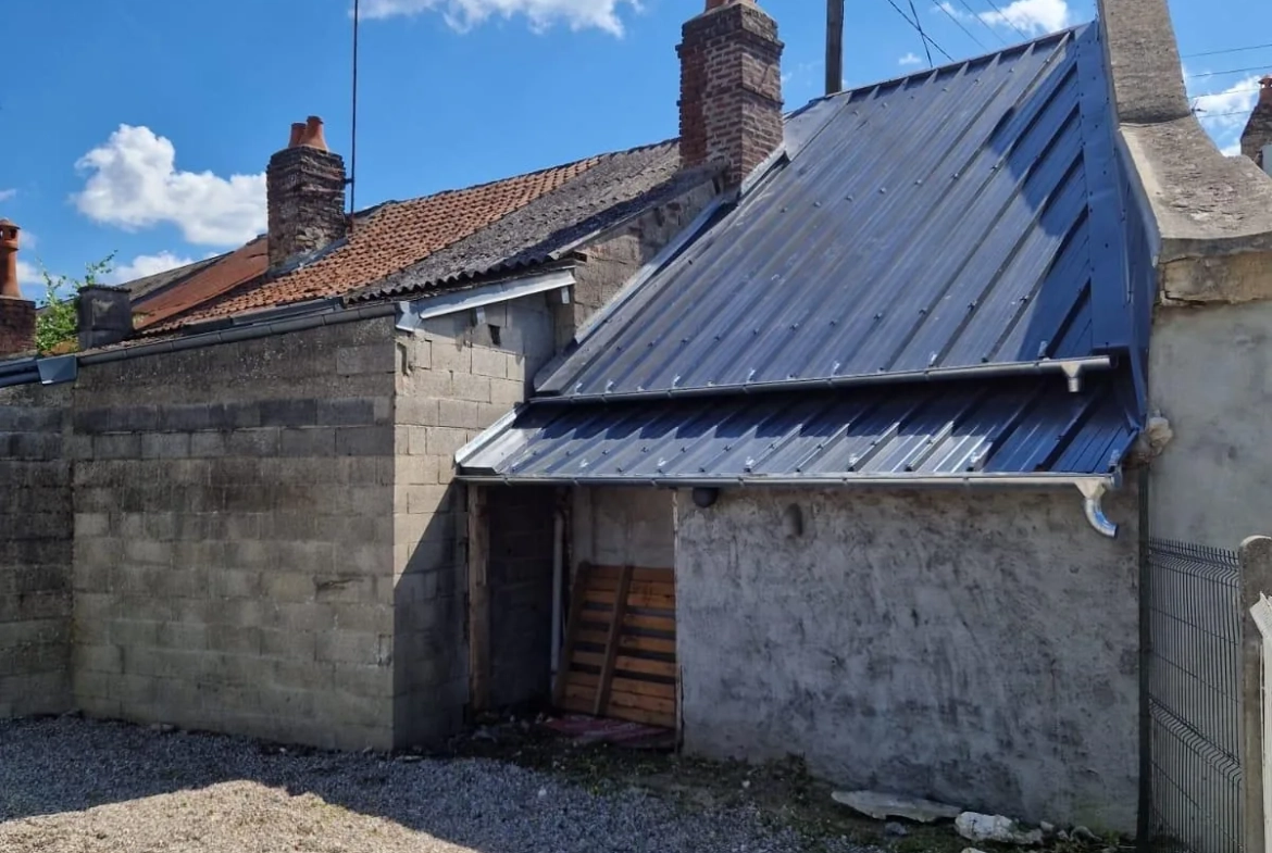 Maison de ville à Abbeville avec terrain constructible et revenu locatif élevé 