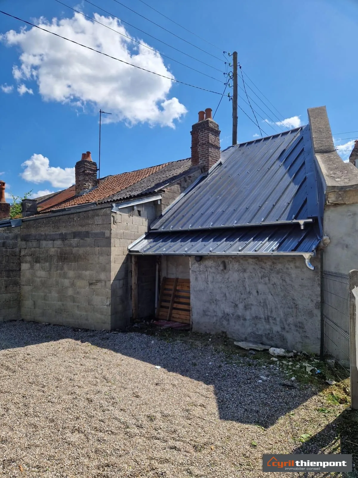 Maison de ville à Abbeville avec terrain constructible et revenu locatif élevé 