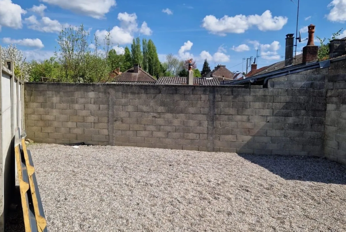 Maison de ville à Abbeville avec terrain constructible et revenu locatif élevé 