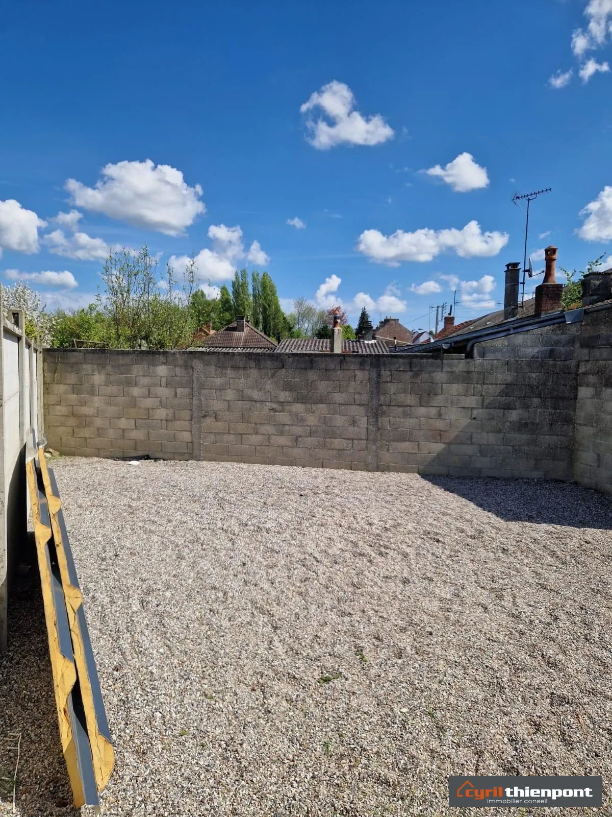 Maison de ville à Abbeville avec terrain constructible et revenu locatif élevé 
