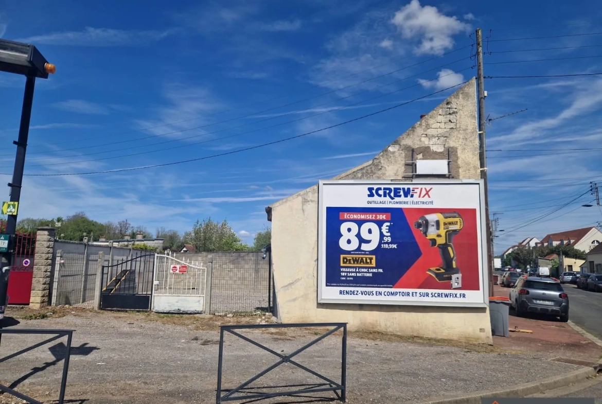 Maison de ville à Abbeville avec terrain constructible et revenu locatif élevé 