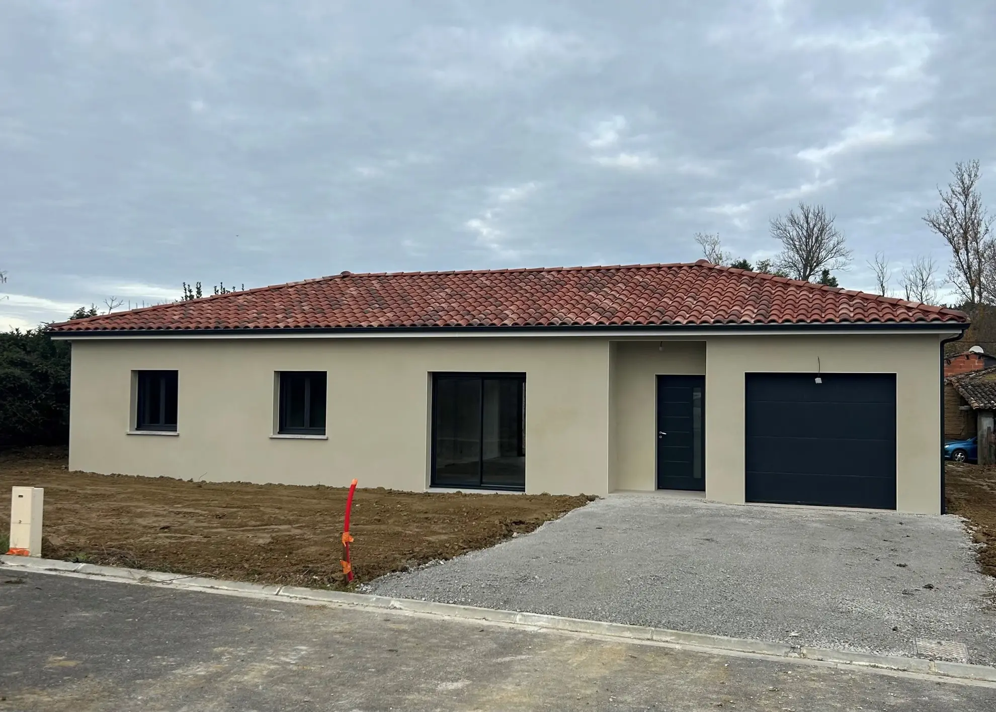 Villa neuve à Puygouzon avec 3 chambres, garage et espace lumineux 