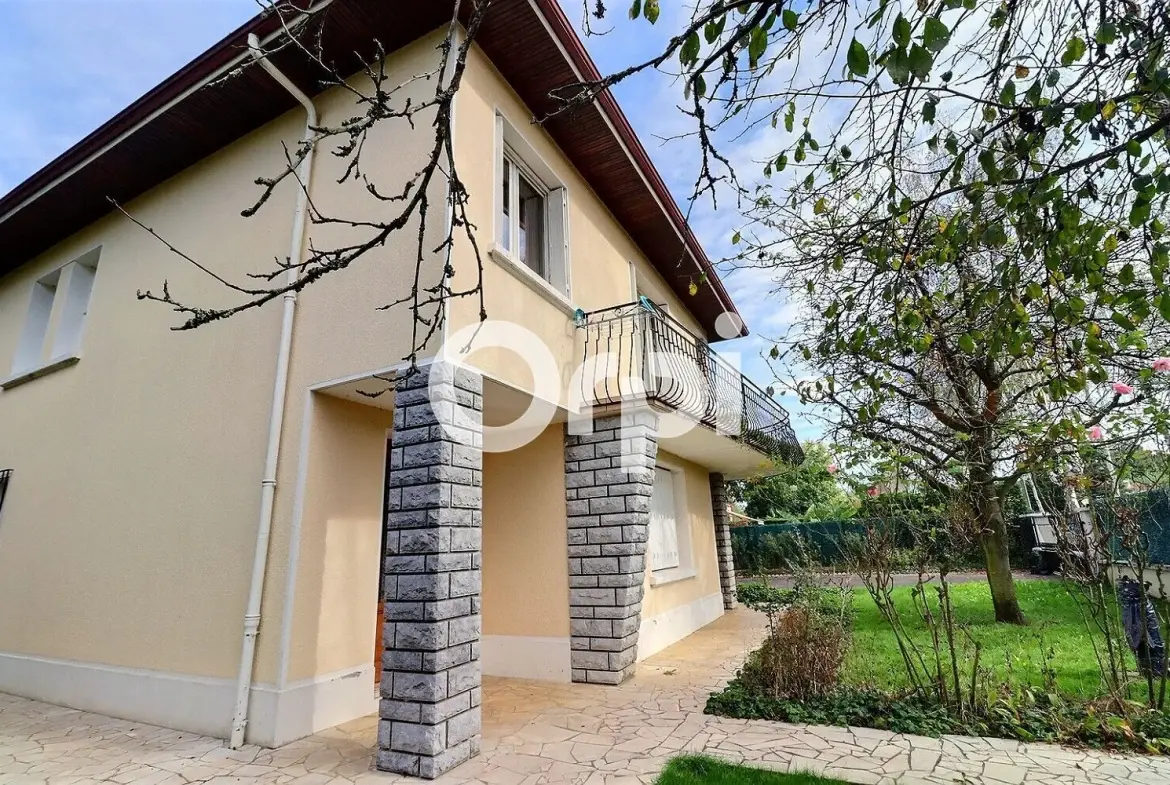 Maison à vendre à Idron de 123 m² avec grand terrain et garage 