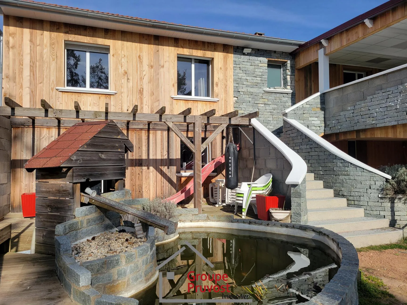 Maison rénovée de 150 m² avec vue panoramique, 4 chambres, garage et terrasse à Saint-Jean-Saint-Maurice-sur-Loire 