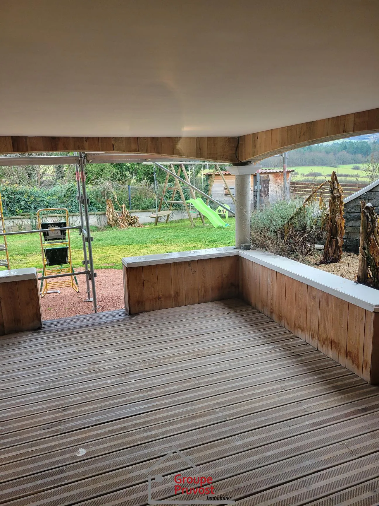 Maison rénovée de 150 m² avec vue panoramique, 4 chambres, garage et terrasse à Saint-Jean-Saint-Maurice-sur-Loire 