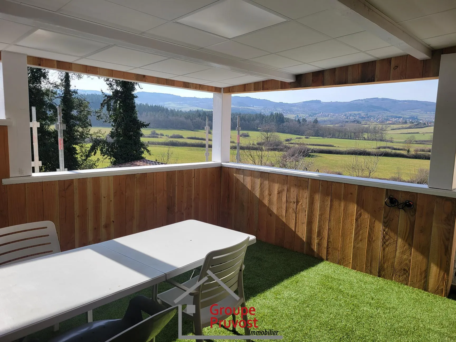 Magnifique maison rénovée de 150 m² avec 4 chambres, vue panoramique près de Roanne 