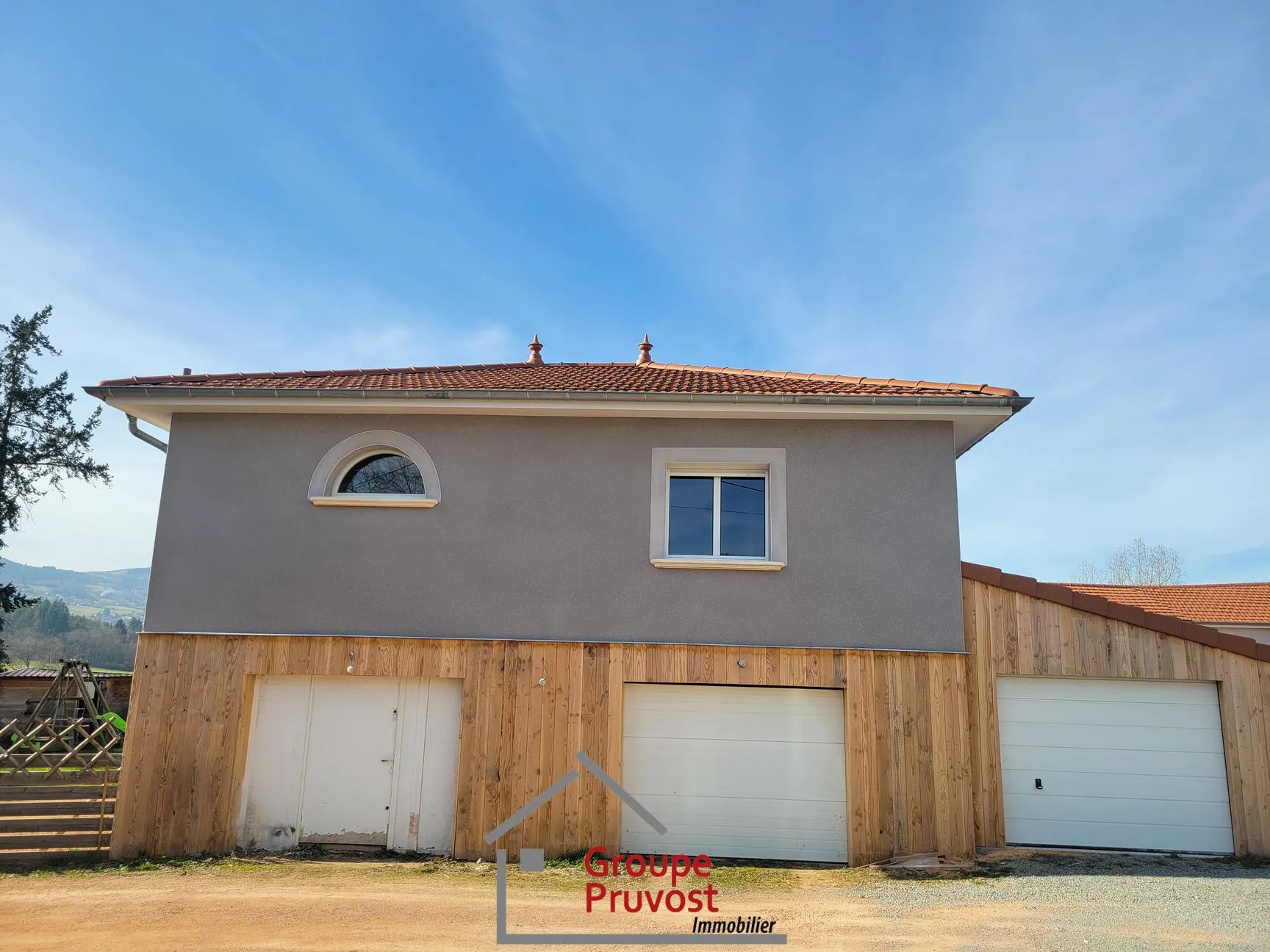 Magnifique maison rénovée de 150 m² avec 4 chambres, vue panoramique près de Roanne 