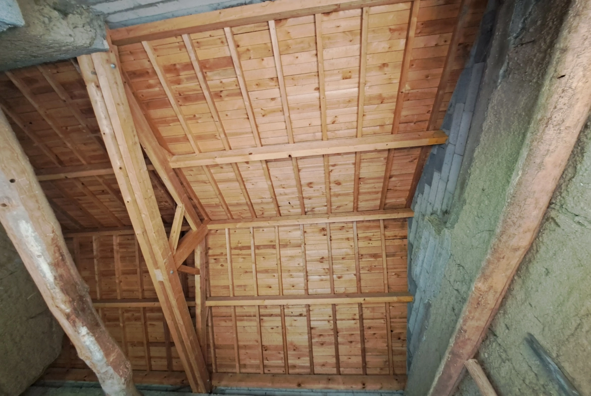 Grange à rénover avec potentiel d’habitation proche d’Ambert sur terrain de 1663 m² 