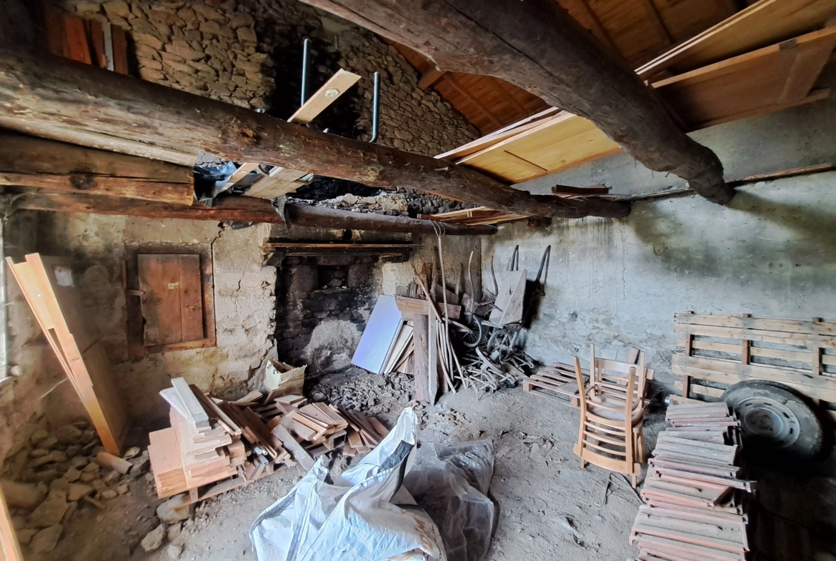Grange à rénover avec potentiel d’habitation proche d’Ambert sur terrain de 1663 m² 