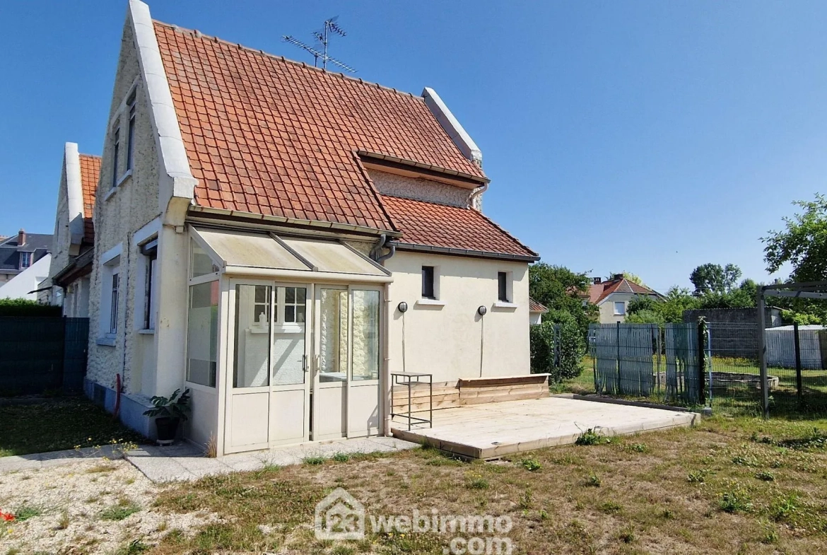 Maison rénovée avec jardin et parking sécurisé à Laon 