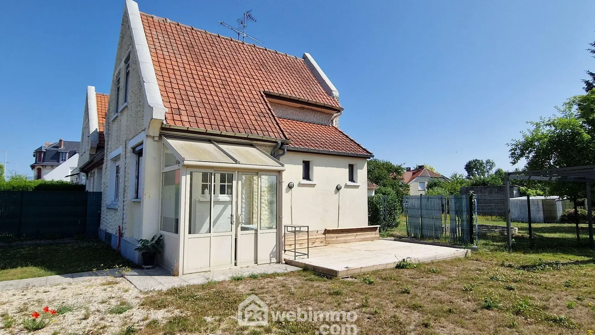 Maison rénovée avec jardin et parking sécurisé à Laon 