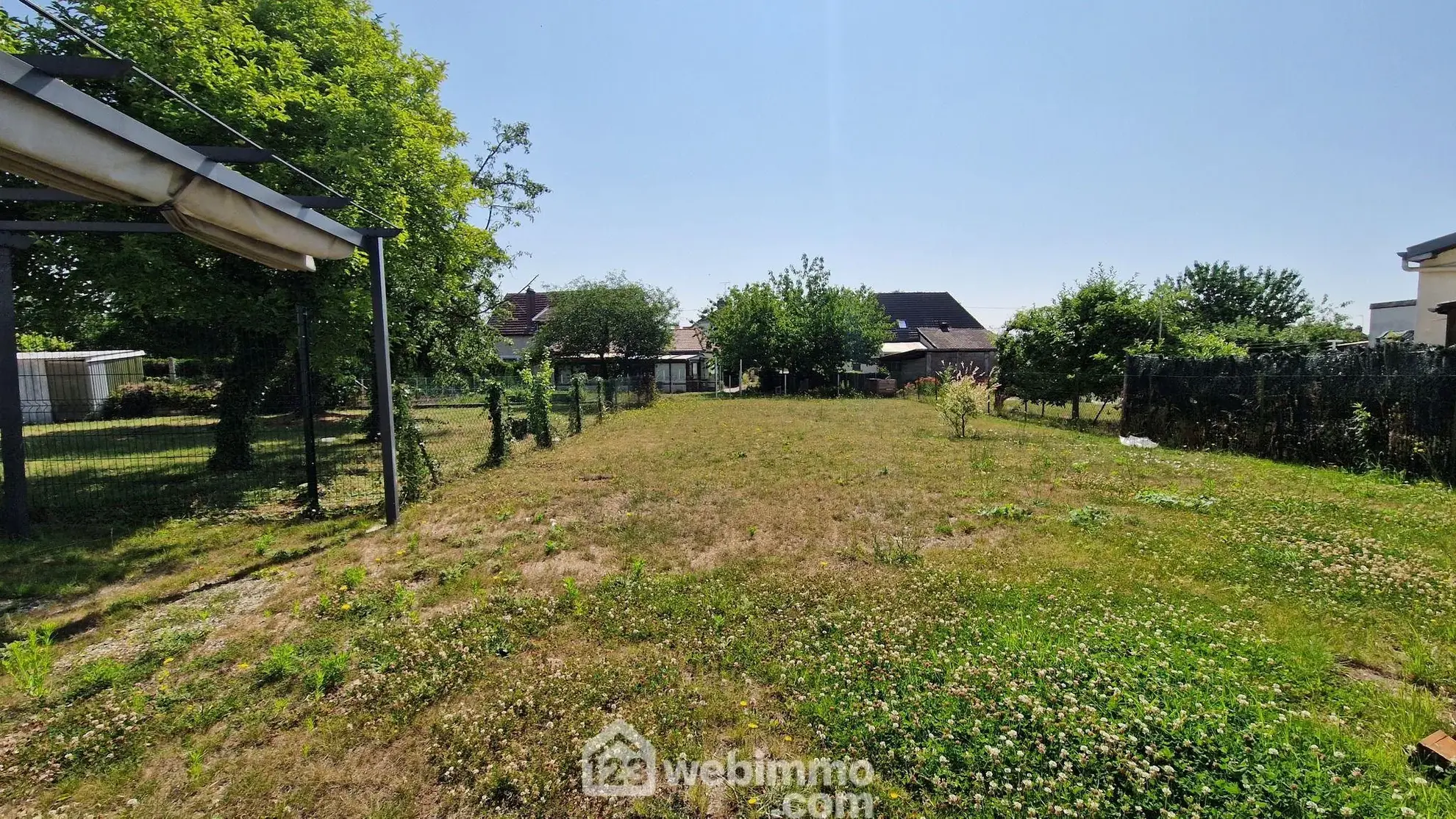 Maison rénovée avec jardin et parking sécurisé à Laon 