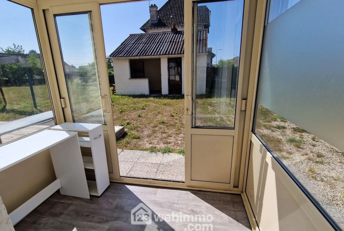 Maison rénovée avec jardin et parking sécurisé à Laon 