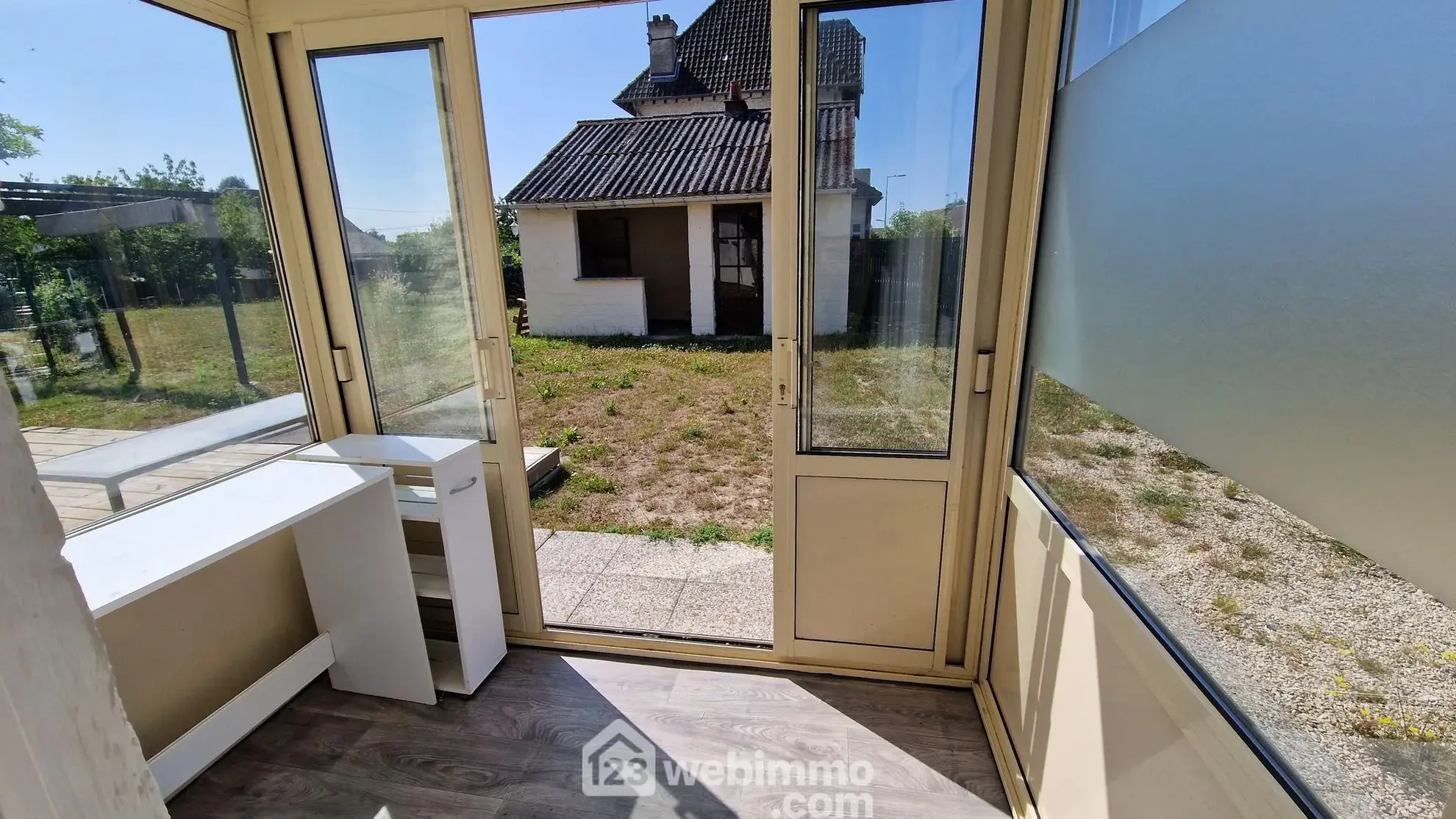 Maison rénovée avec jardin et parking sécurisé à Laon 