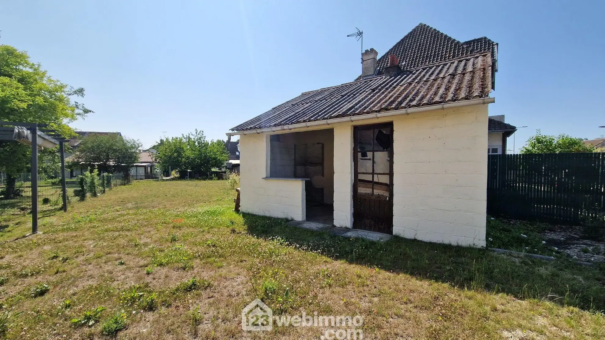 Maison rénovée avec jardin et parking sécurisé à Laon 