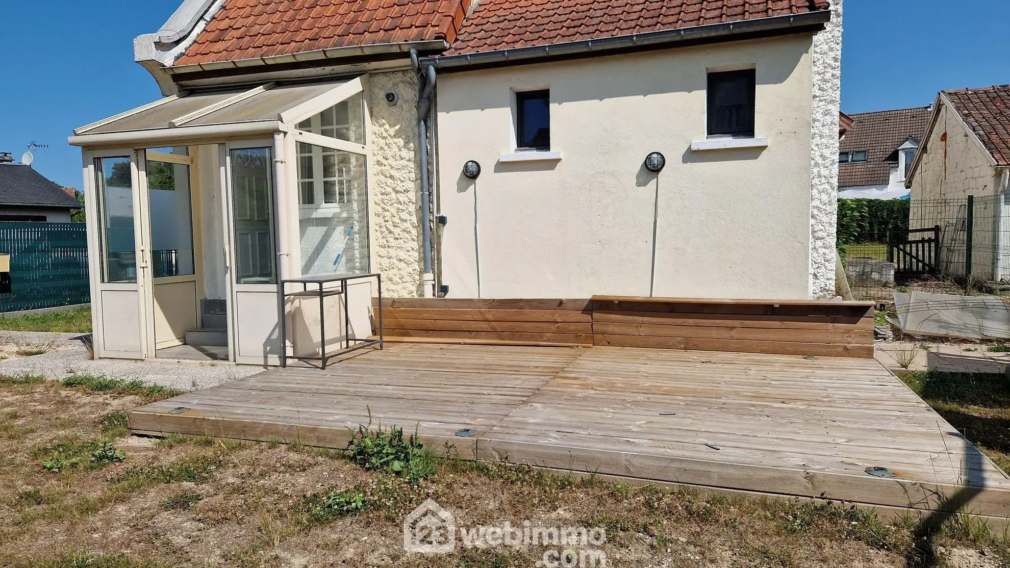 Maison rénovée avec jardin et parking sécurisé à Laon 