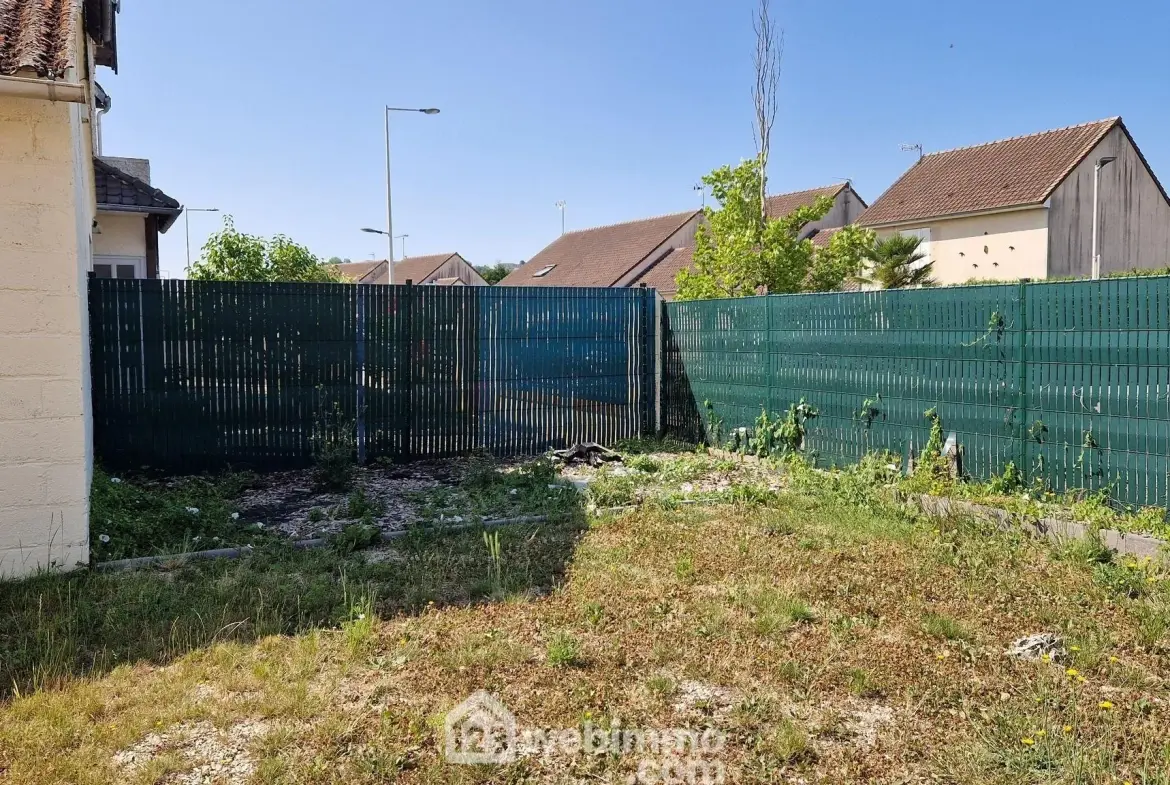 Maison rénovée avec jardin et parking sécurisé à Laon 