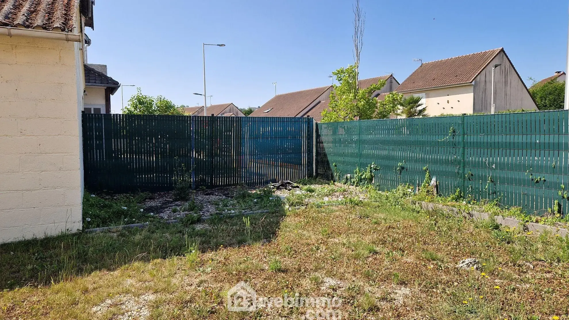 Maison rénovée avec jardin et parking sécurisé à Laon 