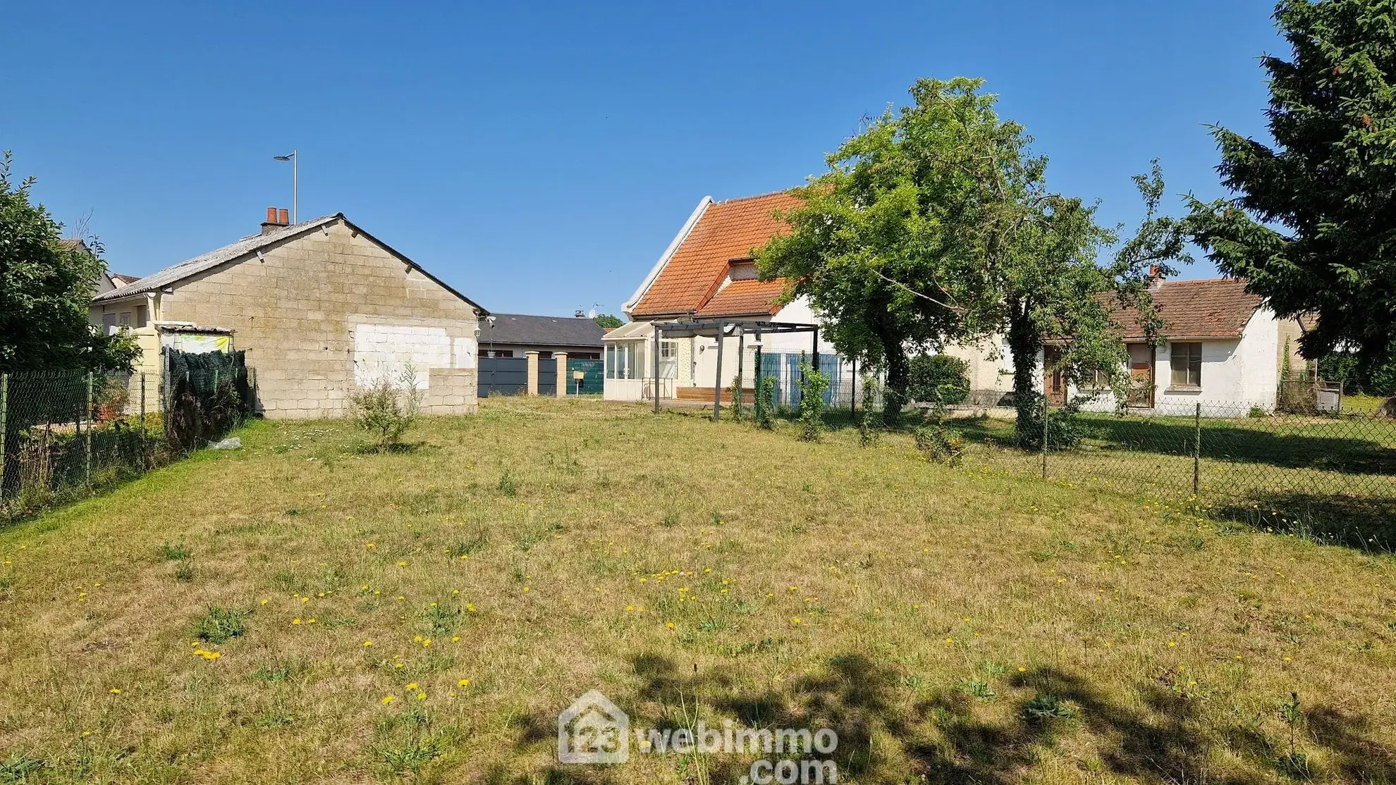 Maison rénovée avec jardin et parking sécurisé à Laon 