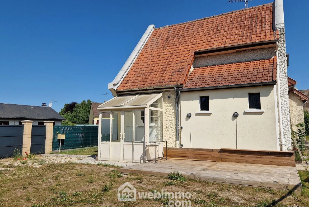 Maison rénovée avec jardin et parking sécurisé à Laon 