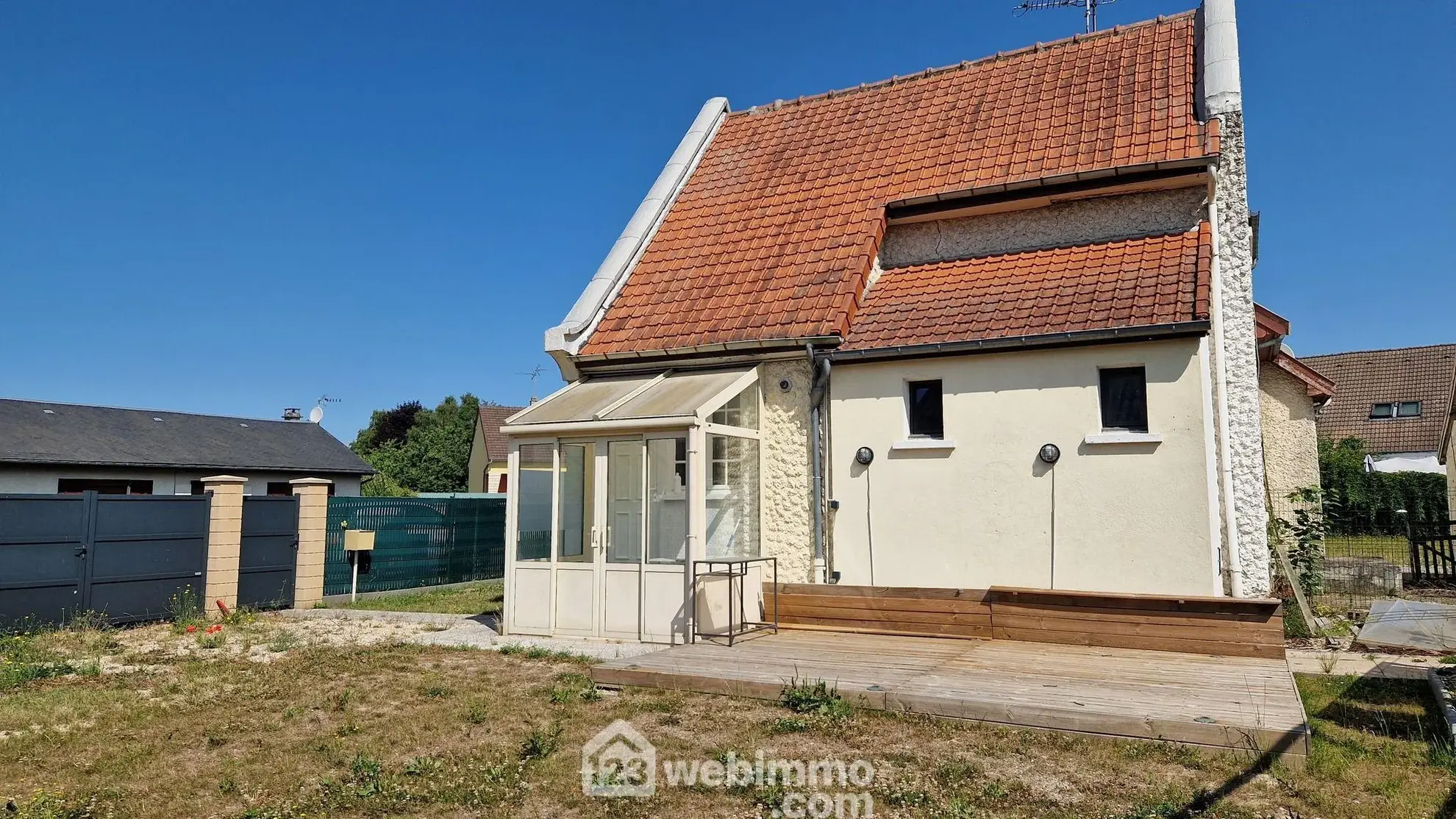 Maison rénovée avec jardin et parking sécurisé à Laon 