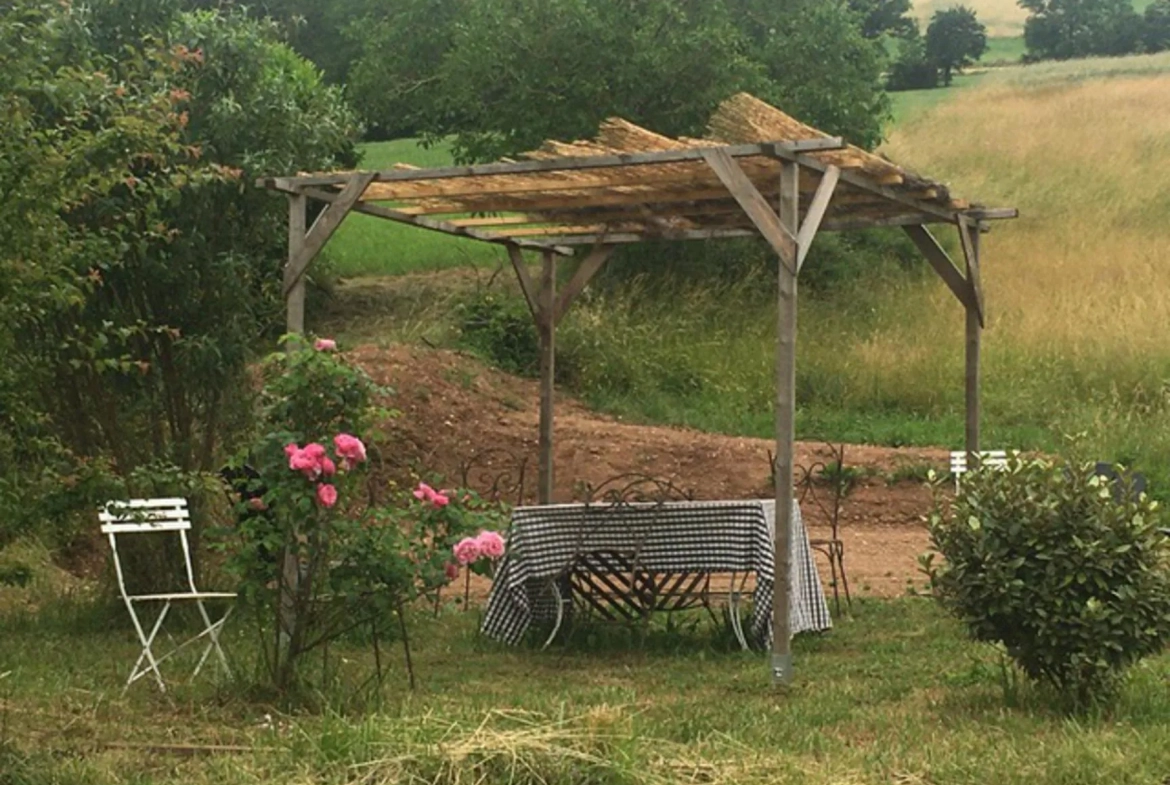 Maison en pierre rénovée avec jardin au calme près de Tarn et Aveyron 