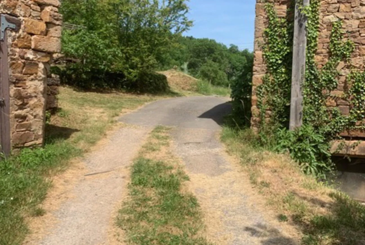 Maison en pierre rénovée avec jardin au calme près de Tarn et Aveyron 