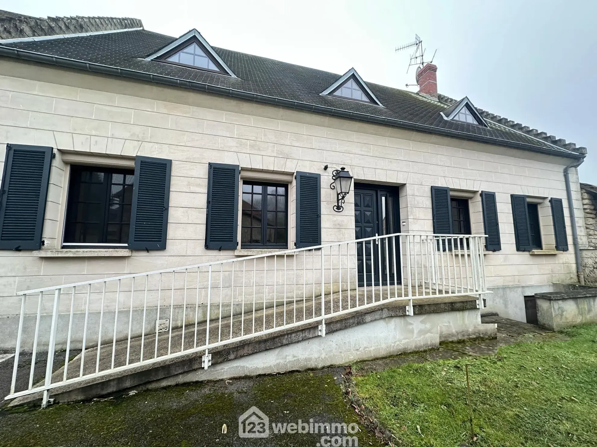 Maison de 187 m² à Bièvres avec 4 chambres, garage et cave - Confort et tranquillité 