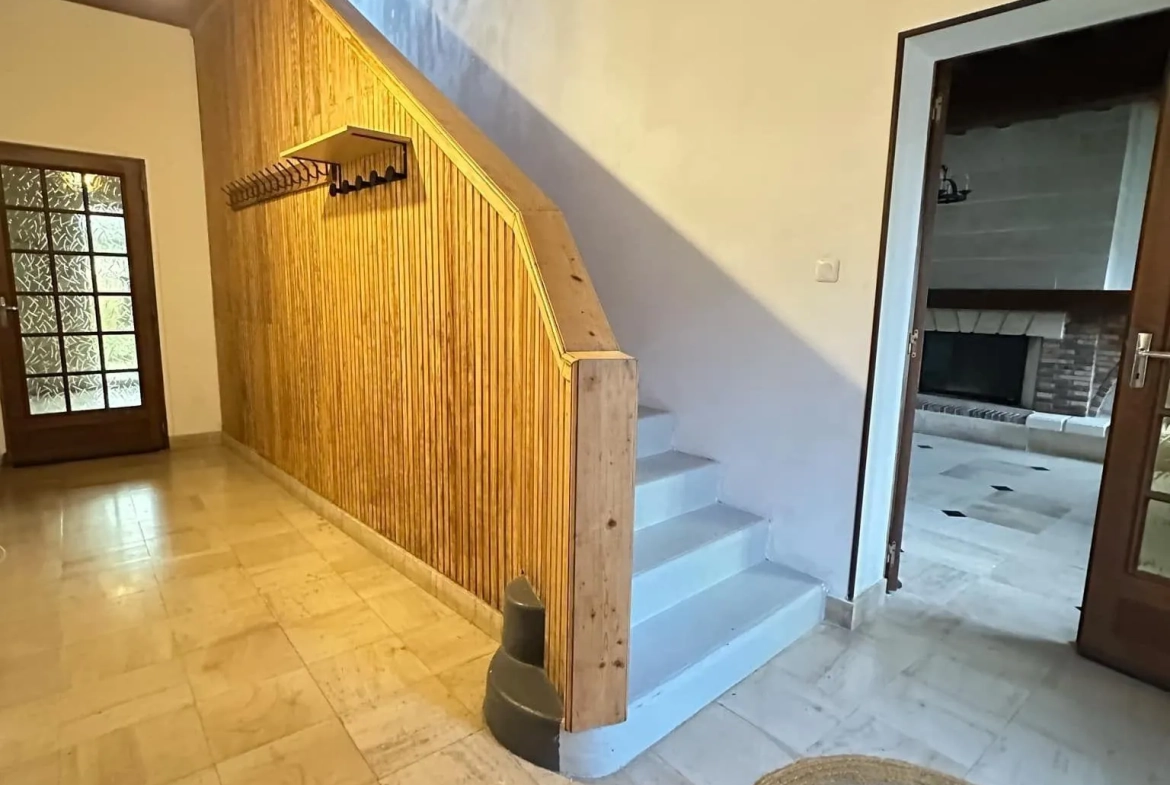 Maison de 187 m² à Bièvres avec 4 chambres, garage et cave - Confort et tranquillité 