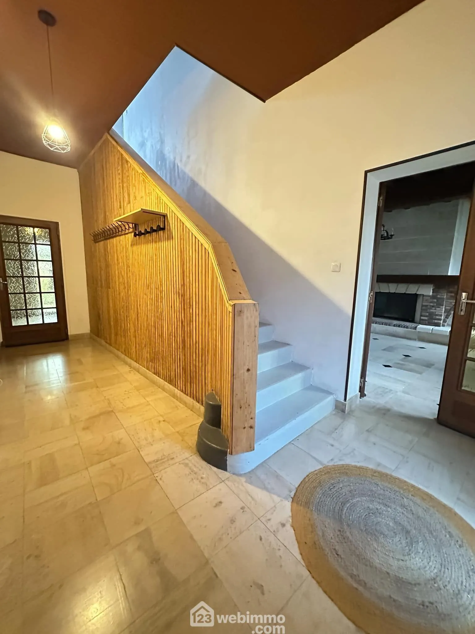 Maison de 187 m² à Bièvres avec 4 chambres, garage et cave - Confort et tranquillité 