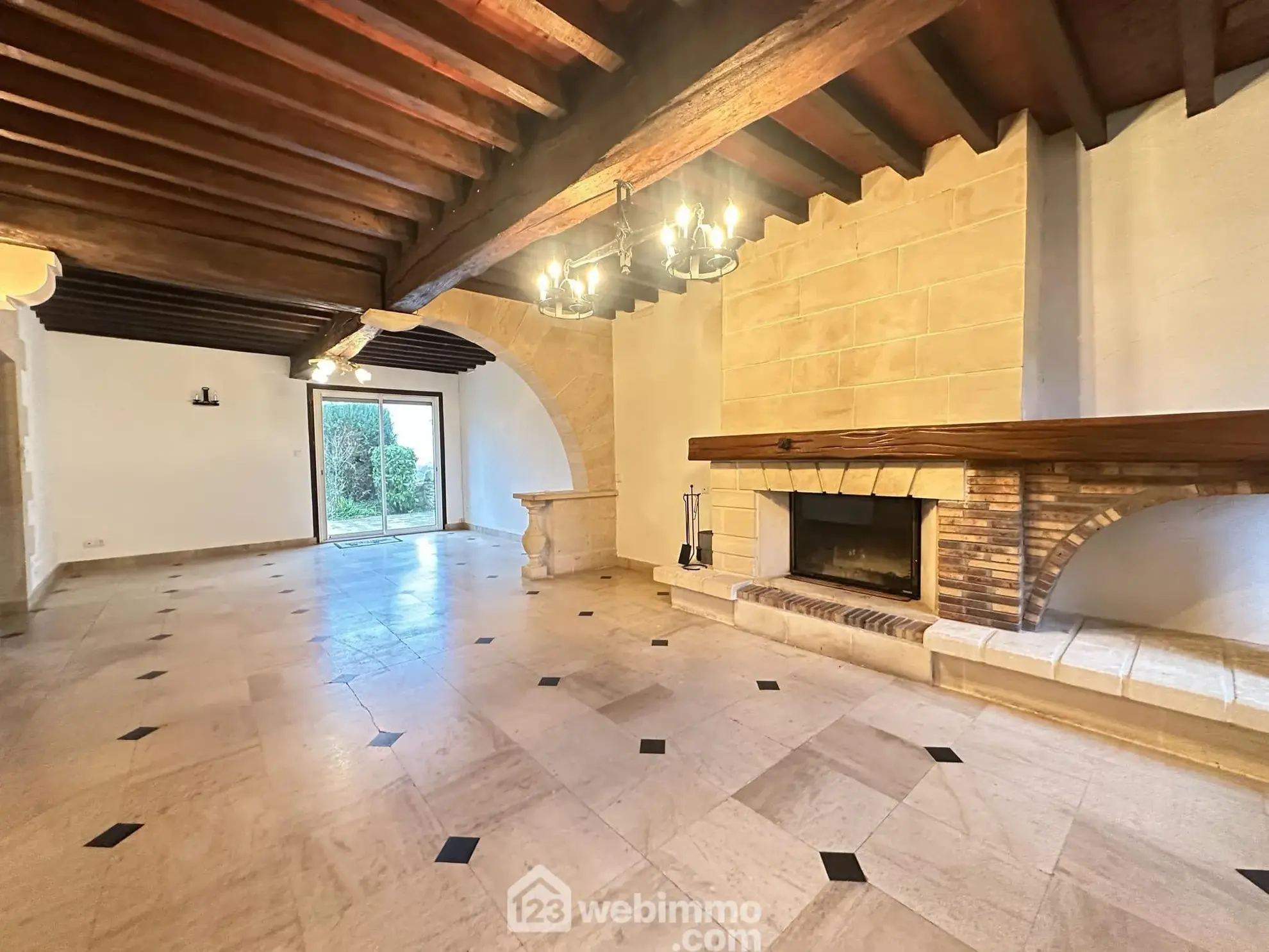 Maison de 187 m² à Bièvres avec 4 chambres, garage et cave - Confort et tranquillité 
