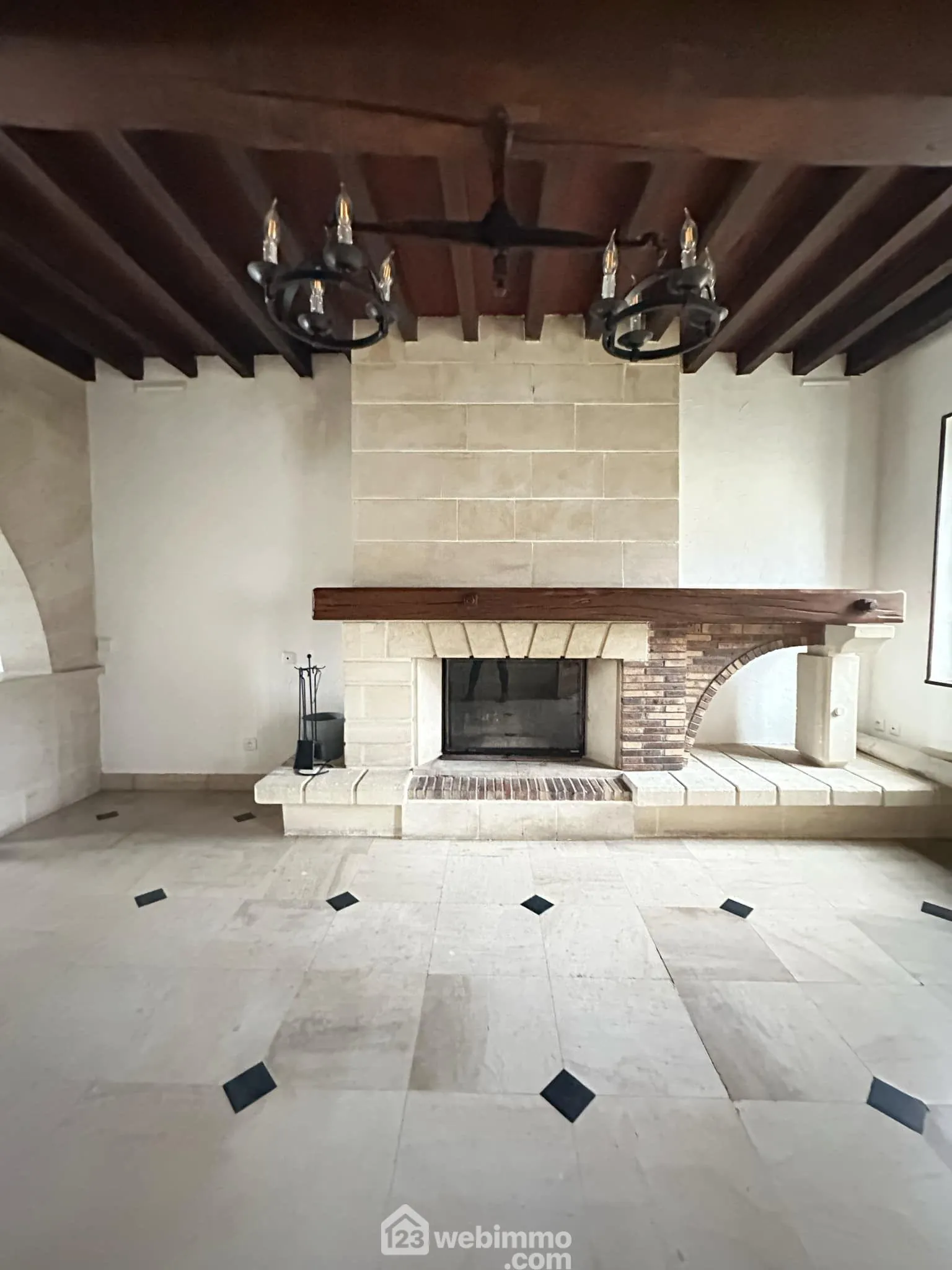Maison de 187 m² à Bièvres avec 4 chambres, garage et cave - Confort et tranquillité 