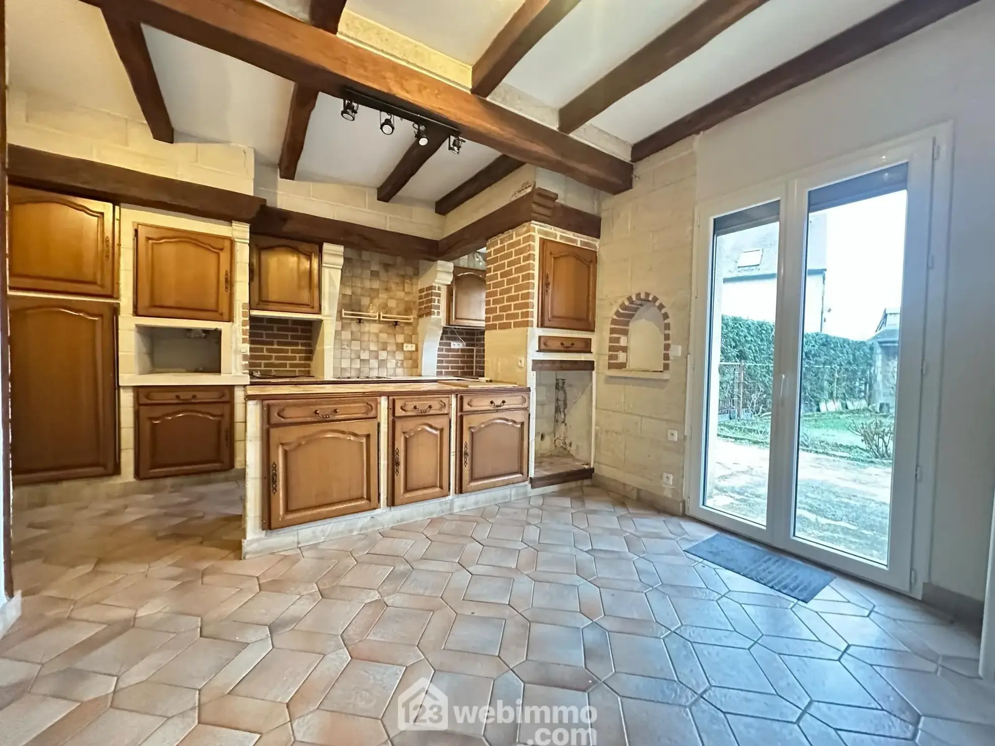 Maison de 187 m² à Bièvres avec 4 chambres, garage et cave - Confort et tranquillité 