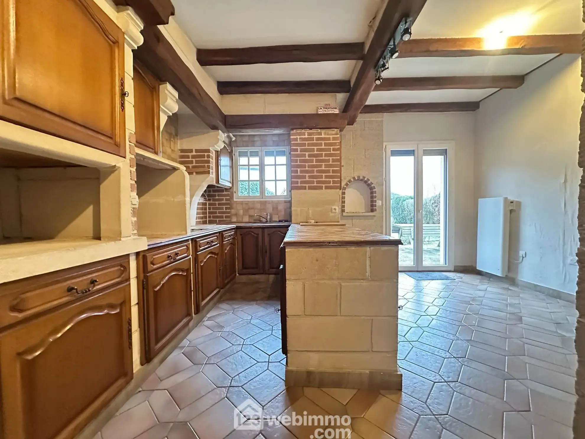 Maison de 187 m² à Bièvres avec 4 chambres, garage et cave - Confort et tranquillité 
