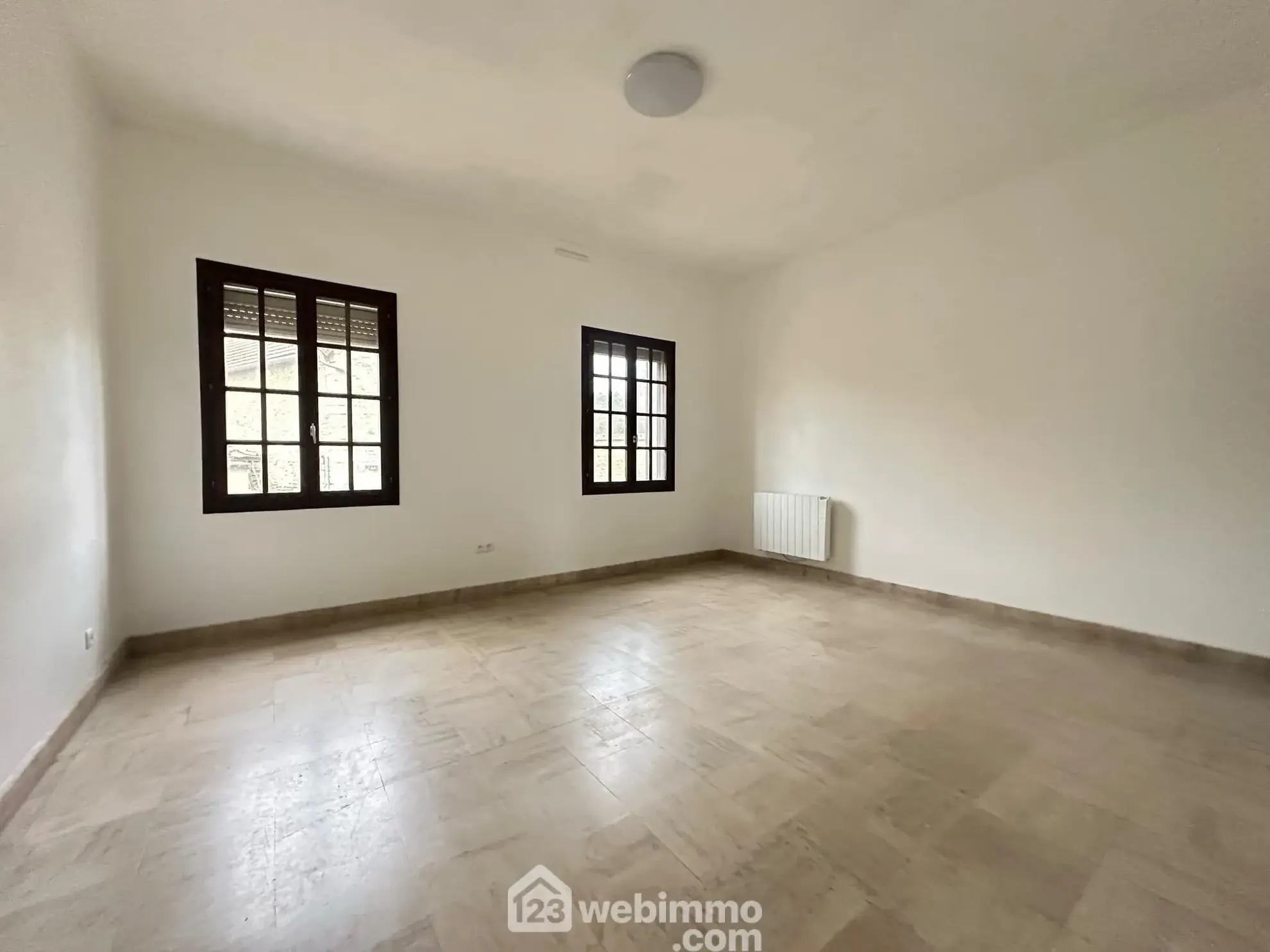 Maison de 187 m² à Bièvres avec 4 chambres, garage et cave - Confort et tranquillité 
