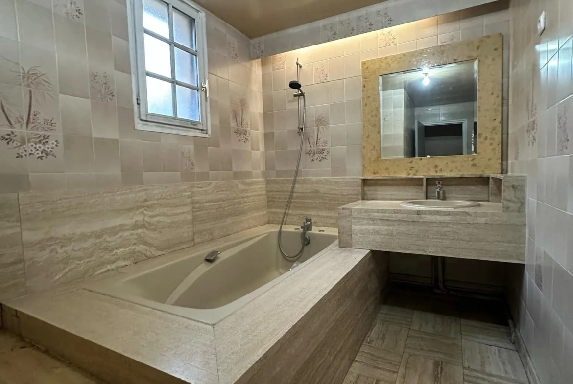 Maison de 187 m² à Bièvres avec 4 chambres, garage et cave - Confort et tranquillité 