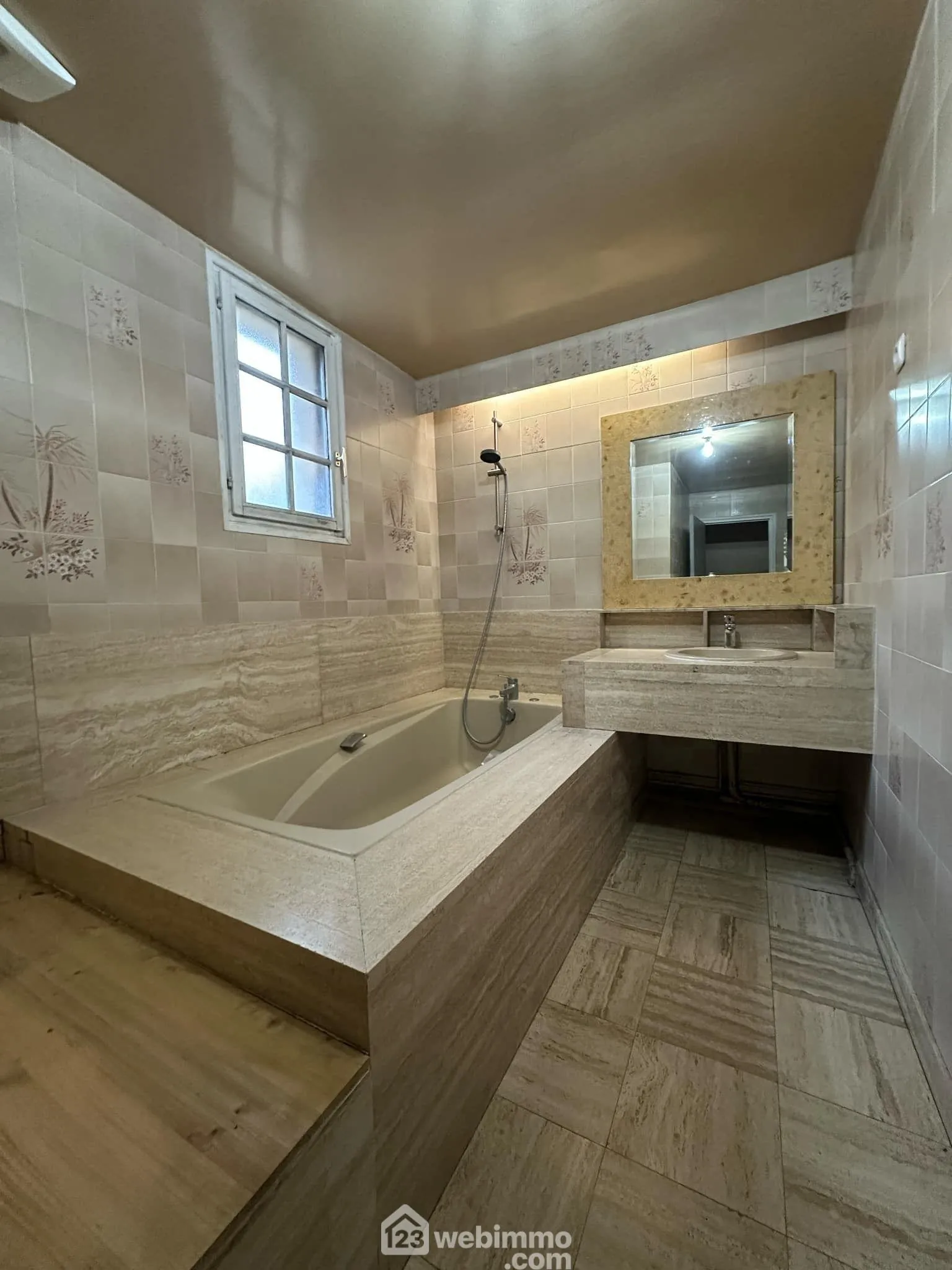 Maison de 187 m² à Bièvres avec 4 chambres, garage et cave - Confort et tranquillité 