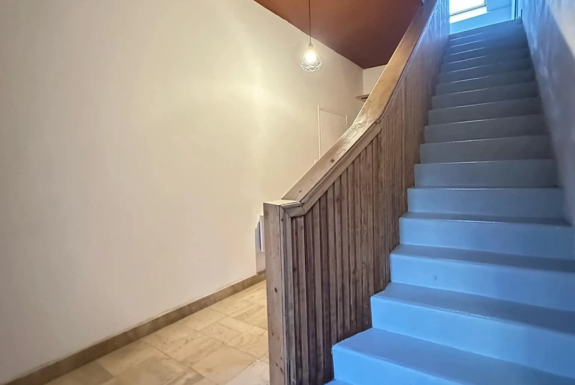 Maison de 187 m² à Bièvres avec 4 chambres, garage et cave - Confort et tranquillité 